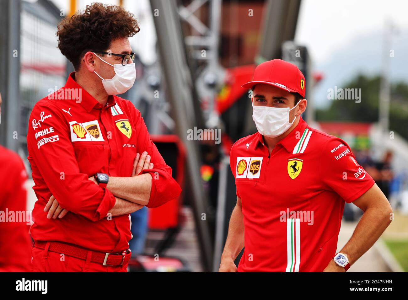 De L a R): Mattia Binotto (ITA) Ferrari Jefe del equipo con Charles Leclerc  (MON) Ferrari. Gran Premio de Francia, sábado 19th de junio de 2021. Paul  Ricard, Francia Fotografía de stock -