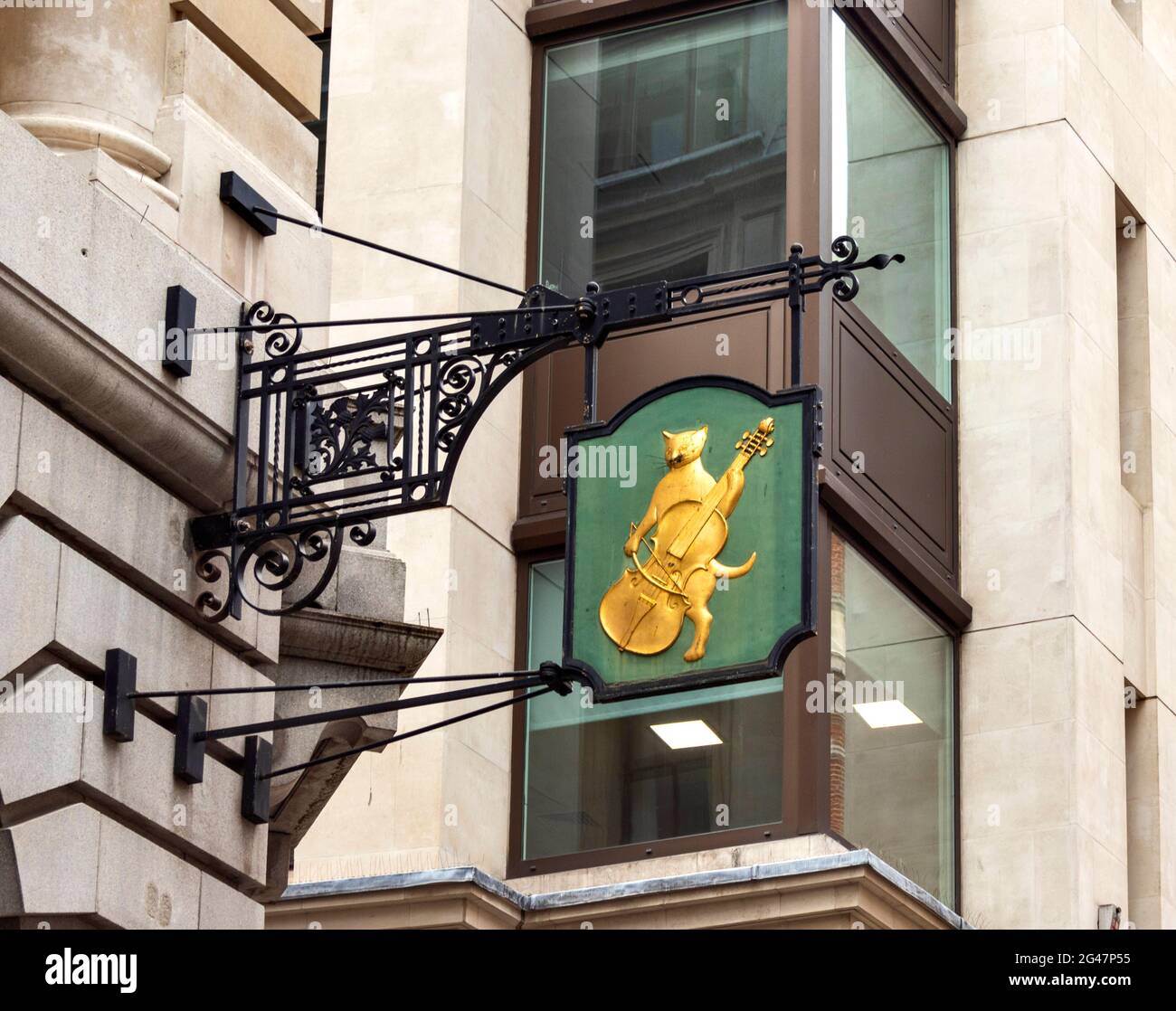 LONDRES INGLATERRA LOMBARD STREET STREET SEÑALES GOLDEN CAT Y VIOLÍN SOBRE  LA VIEJA TIENDA DE ROPA DE SEGUNDA MANO O TAL VEZ UN BANCO Fotografía de  stock - Alamy