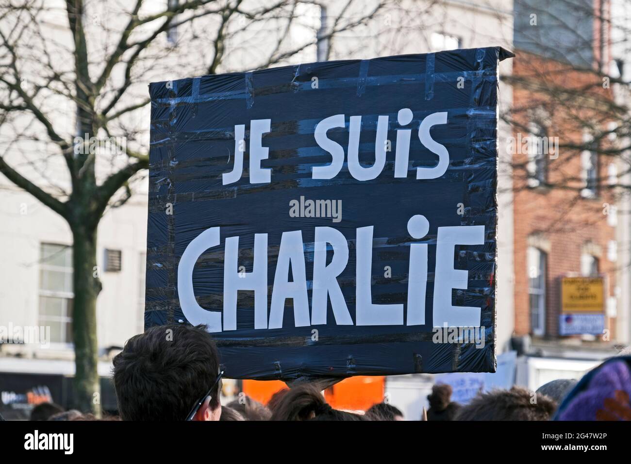 Bristol, Reino Unido, 10 de enero de 2015. El 7 de enero de 2015 se celebró una vigilia en el centro de la ciudad en respuesta al asesinato de 12 personas en las oficinas de la revista satírica Charlie Hebdo en París, Francia. Foto de stock