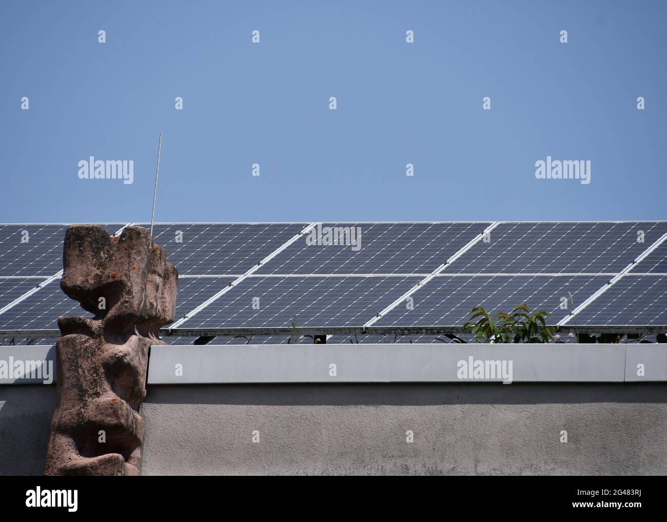 Módulos fotovoltaicos en el techo de un edificio de teatro en Pforzheim, alemania, que genera electricidad verde Foto de stock