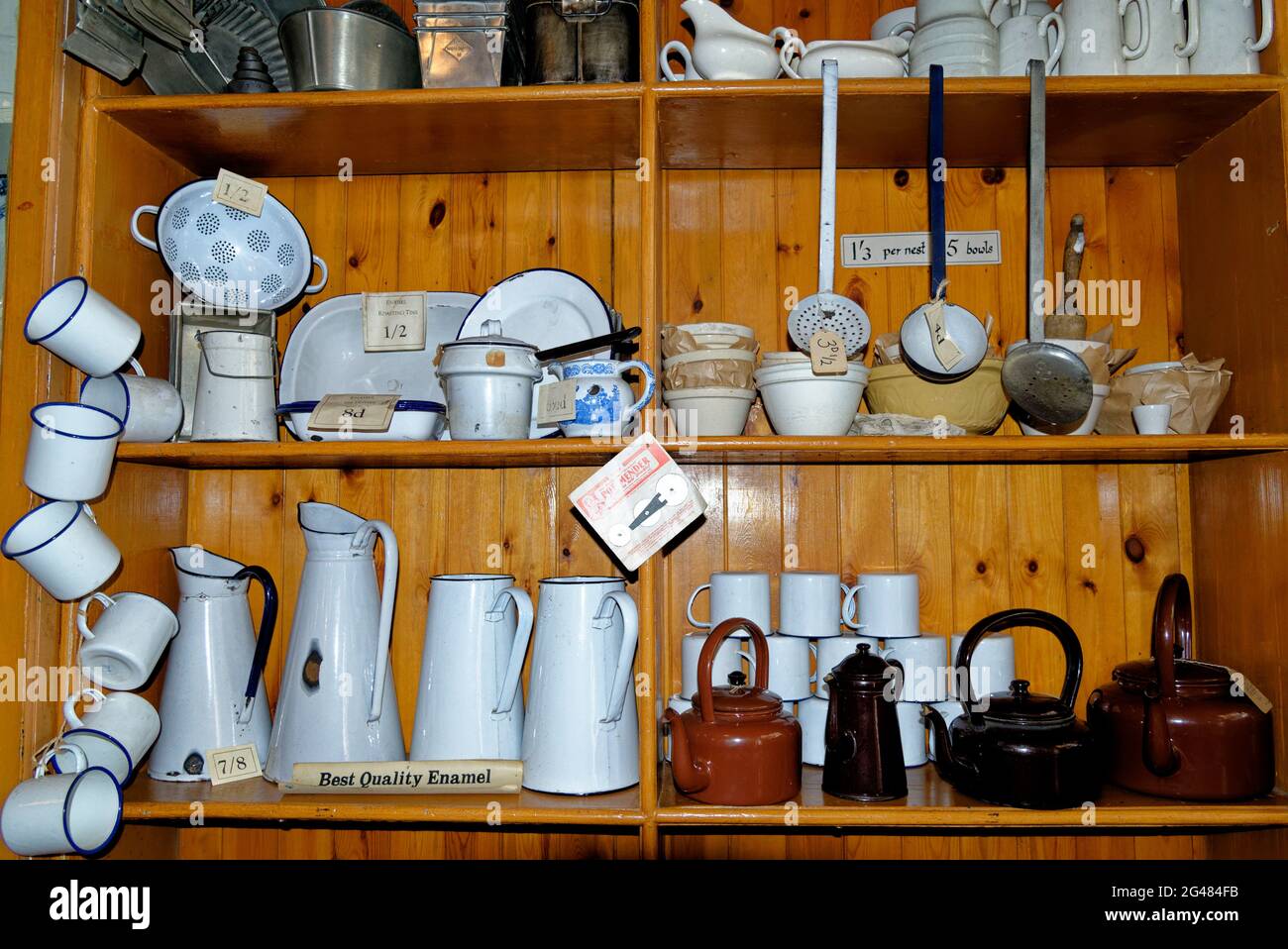 Tienda vintage con accesorios de cocina - Beamish Village, Durham County,  Inglaterra, Reino Unido, 12th de junio de 2021 Fotografía de stock - Alamy