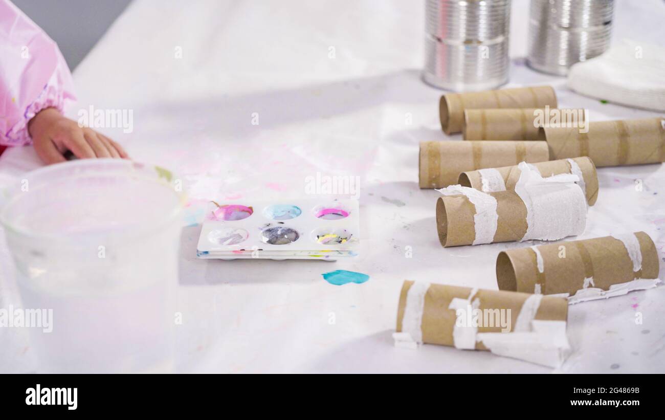 Papel para niños. Pintar rollos de papel higiénico vacíos con pintura  acrílica para crear errores de papel Fotografía de stock - Alamy