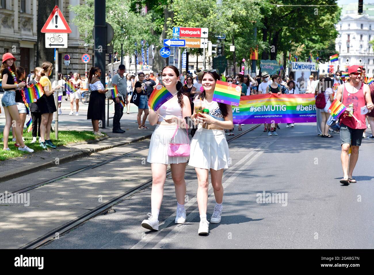 Viena, Austria. 19th de junio de 2021. Por 25th veces el desfile del arco iris (Orgullo de Viena) tendrá lugar en Ringstrasse de Viena. Este año, el desfile tendrá lugar sin vehículos, es decir, a pie, con una silla de ruedas o bicicleta, y por lo tanto está volviendo a sus raíces. Foto de stock
