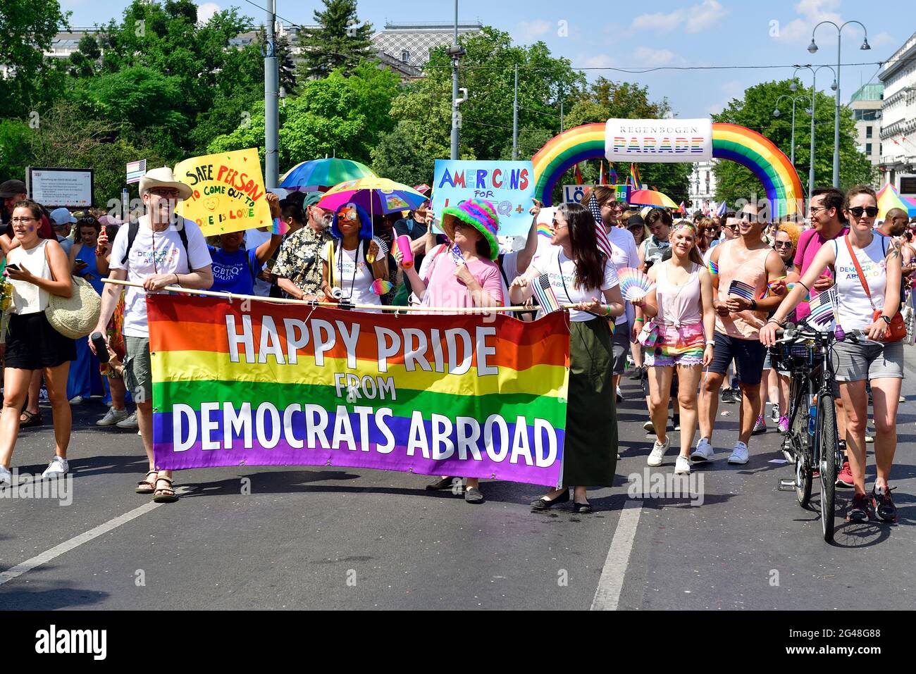 Viena, Austria. 19th de junio de 2021. Por 25th veces el desfile del arco iris (Orgullo de Viena) tendrá lugar en Ringstrasse de Viena. Este año, el desfile tendrá lugar sin vehículos, es decir, a pie, con una silla de ruedas o bicicleta, y por lo tanto está volviendo a sus raíces. Foto de stock
