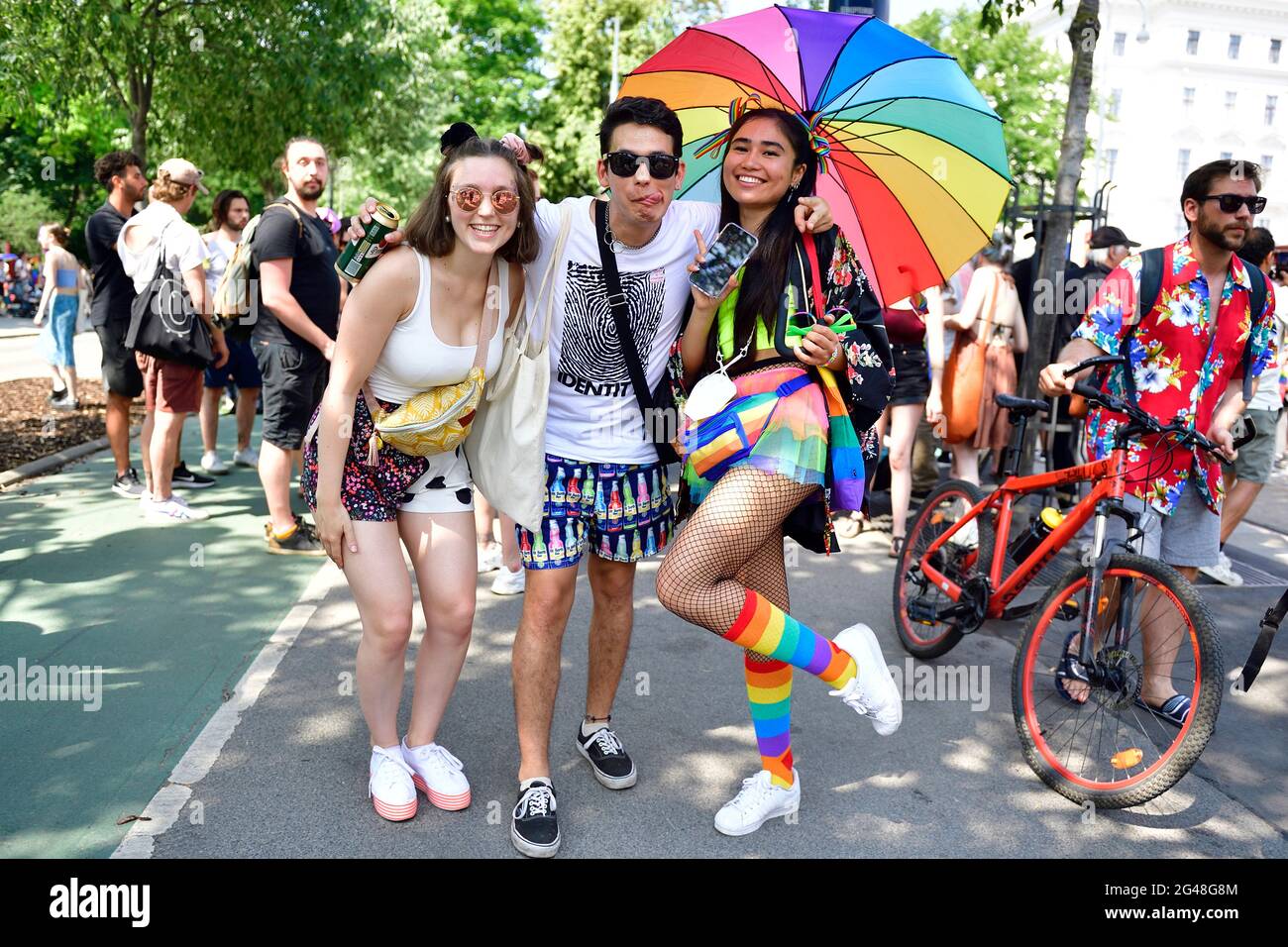 Viena, Austria. 19th de junio de 2021. Por 25th veces el desfile del arco iris (Orgullo de Viena) tendrá lugar en Ringstrasse de Viena. Este año, el desfile tendrá lugar sin vehículos, es decir, a pie, con una silla de ruedas o bicicleta, y por lo tanto está volviendo a sus raíces. Foto de stock