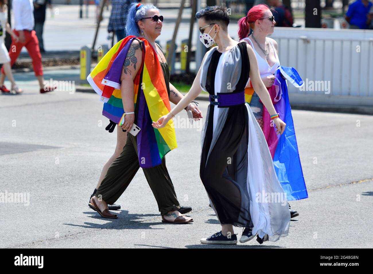 Viena, Austria. 19th de junio de 2021. Por 25th veces el desfile del arco iris (Orgullo de Viena) tendrá lugar en Ringstrasse de Viena. Este año, el desfile tendrá lugar sin vehículos, es decir, a pie, con una silla de ruedas o bicicleta, y por lo tanto está volviendo a sus raíces. Foto de stock