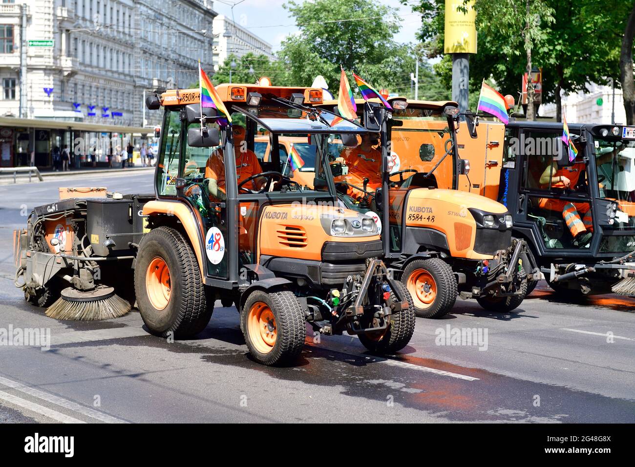 Viena, Austria. 19th de junio de 2021. Por 25th veces el desfile del arco iris (Orgullo de Viena) tendrá lugar en Ringstrasse de Viena. Este año, el desfile tendrá lugar sin vehículos, es decir, a pie, con una silla de ruedas o bicicleta, y por lo tanto está volviendo a sus raíces. Inmediatamente después del desfile del arco iris, los barredores callejeros de Viena. Foto de stock