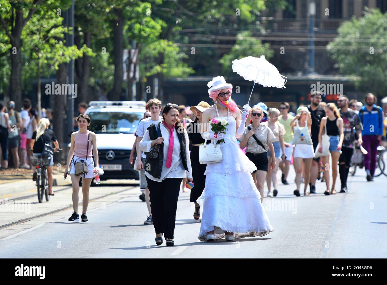Viena, Austria. 19th de junio de 2021. Por 25th veces el desfile del arco iris (Orgullo de Viena) tendrá lugar en Ringstrasse de Viena. Este año, el desfile tendrá lugar sin vehículos, es decir, a pie, con una silla de ruedas o bicicleta, y por lo tanto está volviendo a sus raíces. Foto de stock