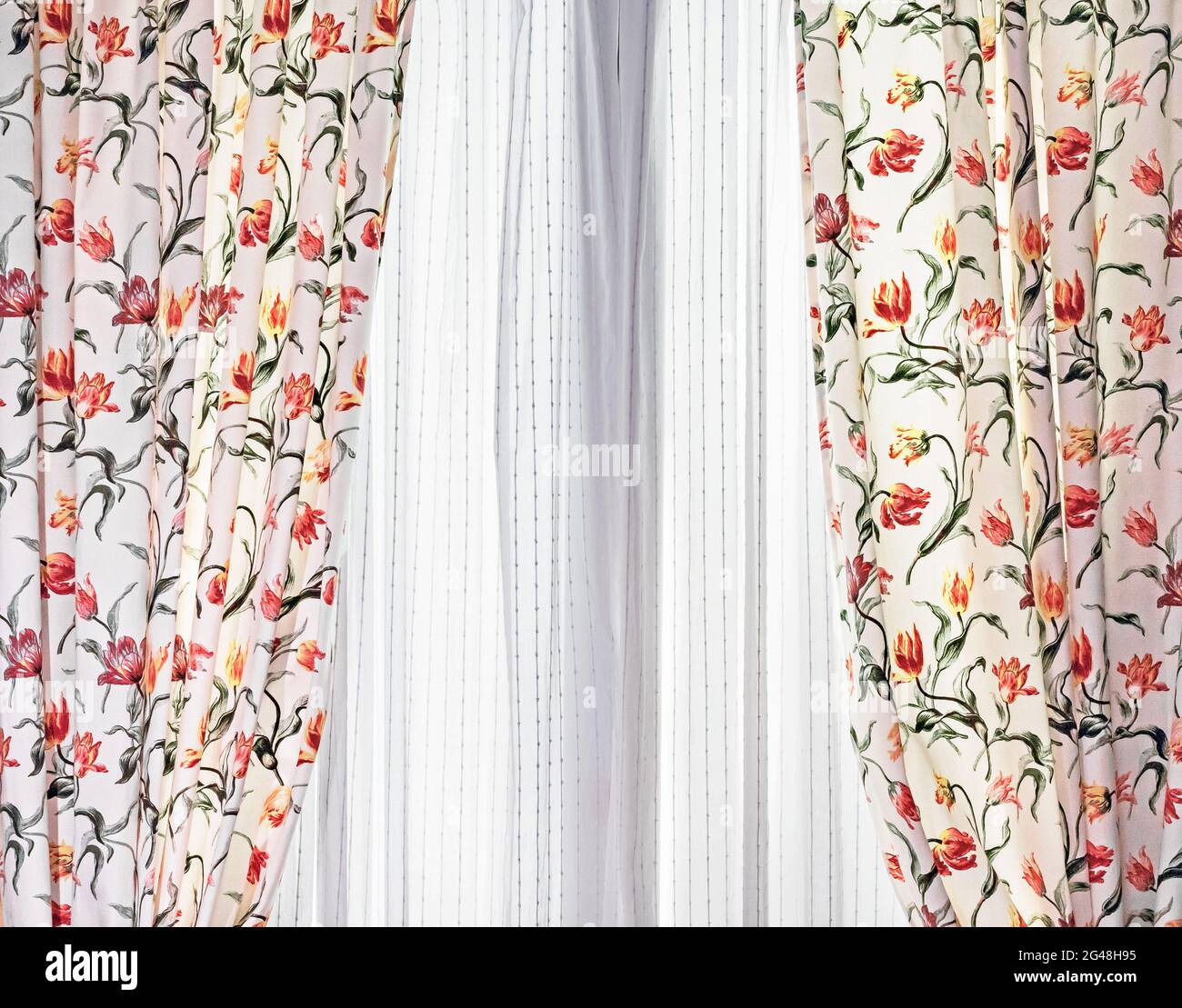 Cortinas de doble capa en tela con diseño floral y tulle blanco Fotografía  de stock - Alamy