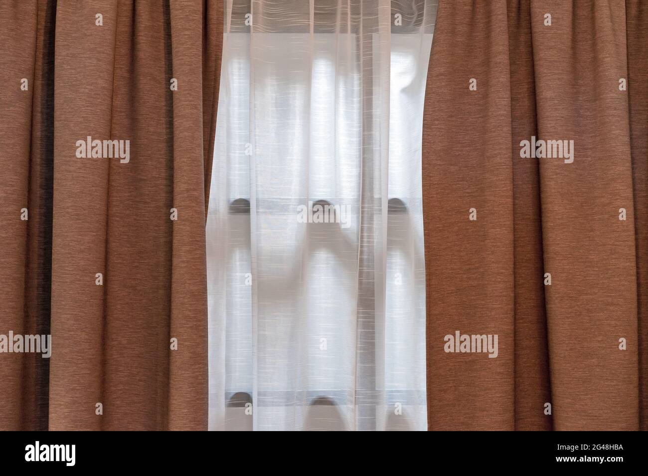 cortinas de doble capa en barra negra en el salón Fotografía de stock -  Alamy
