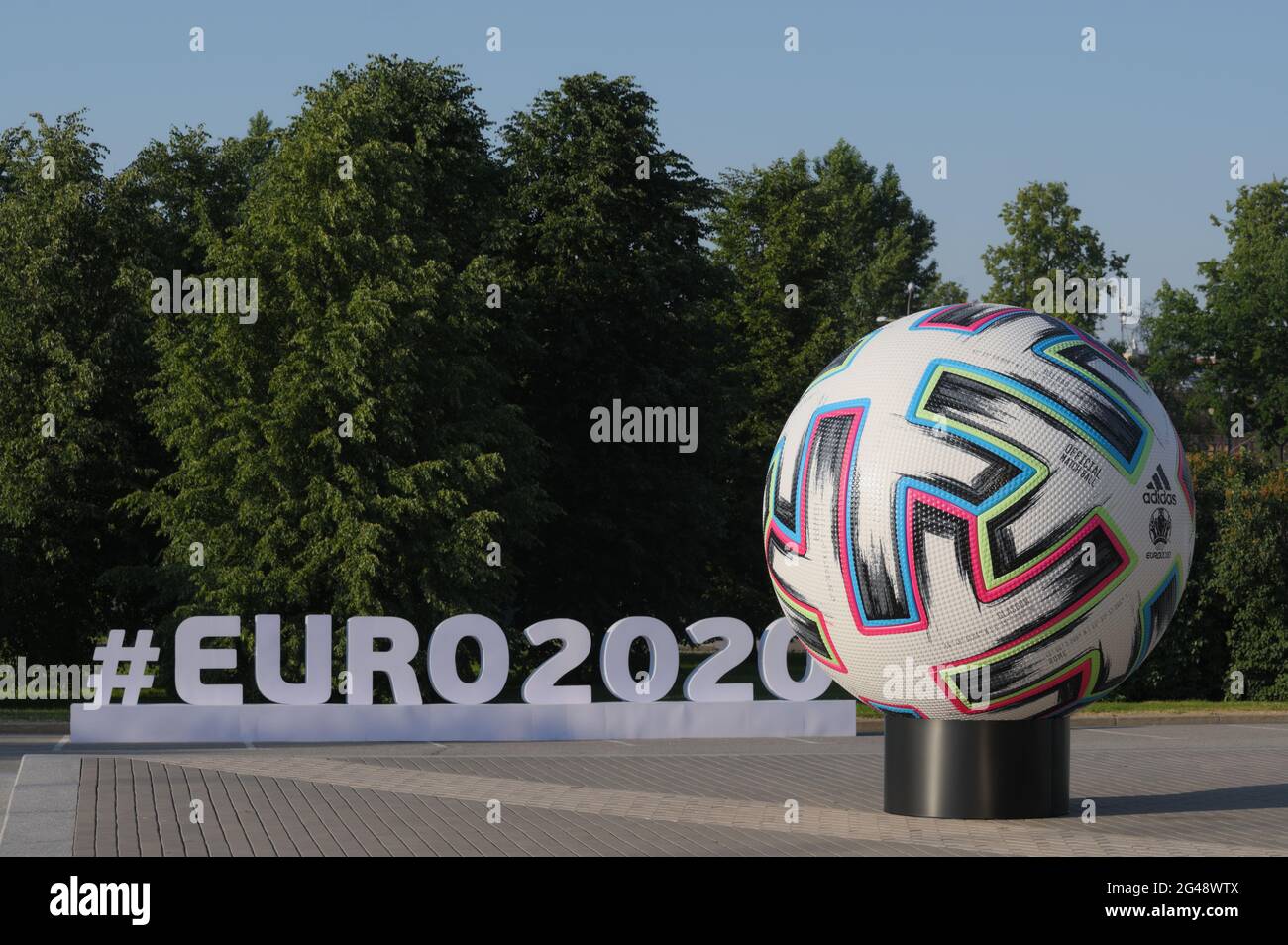 Balón oficial de la UEFA EURO 2020 contra el hashtag de este campeonato de fútbol europeo en San Petersburgo, Rusia, durante el torneo Foto de stock