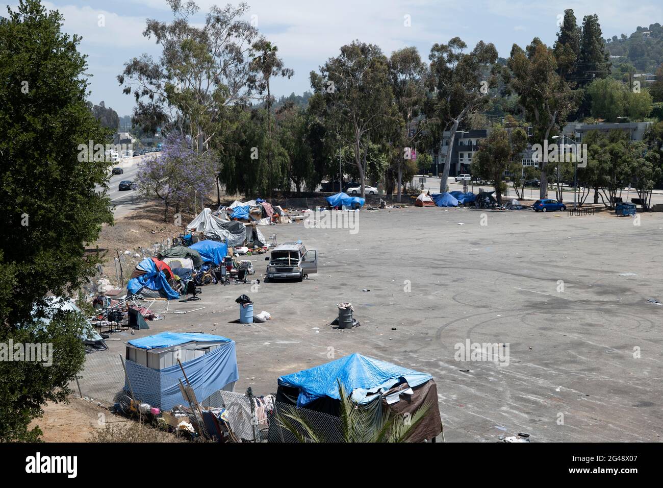 North Hollywood, CA EE.UU. - 28 de mayo de 2021: Campamento sin hogar en un parque y paseo por la autopista 101 Foto de stock