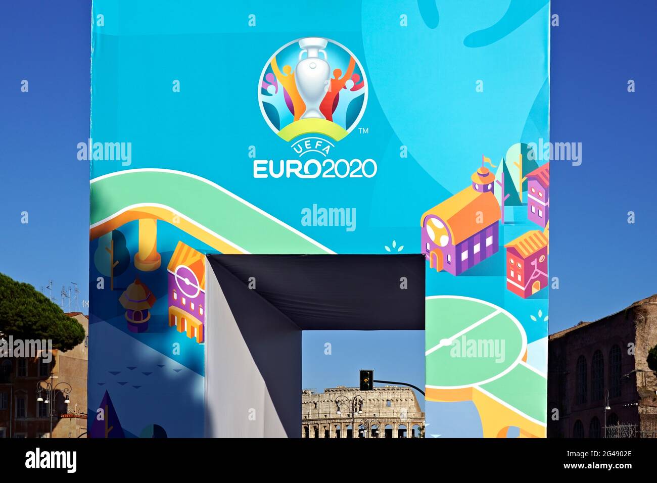 Liga De Campeones De La Uefa Euro 2020 Campeonatos Europeos De Futbol Fan Zone Via Dei Fori Imperiali Foros Imperiales Coliseo Roma Italia Europa 2021 Fotografia De Stock Alamy