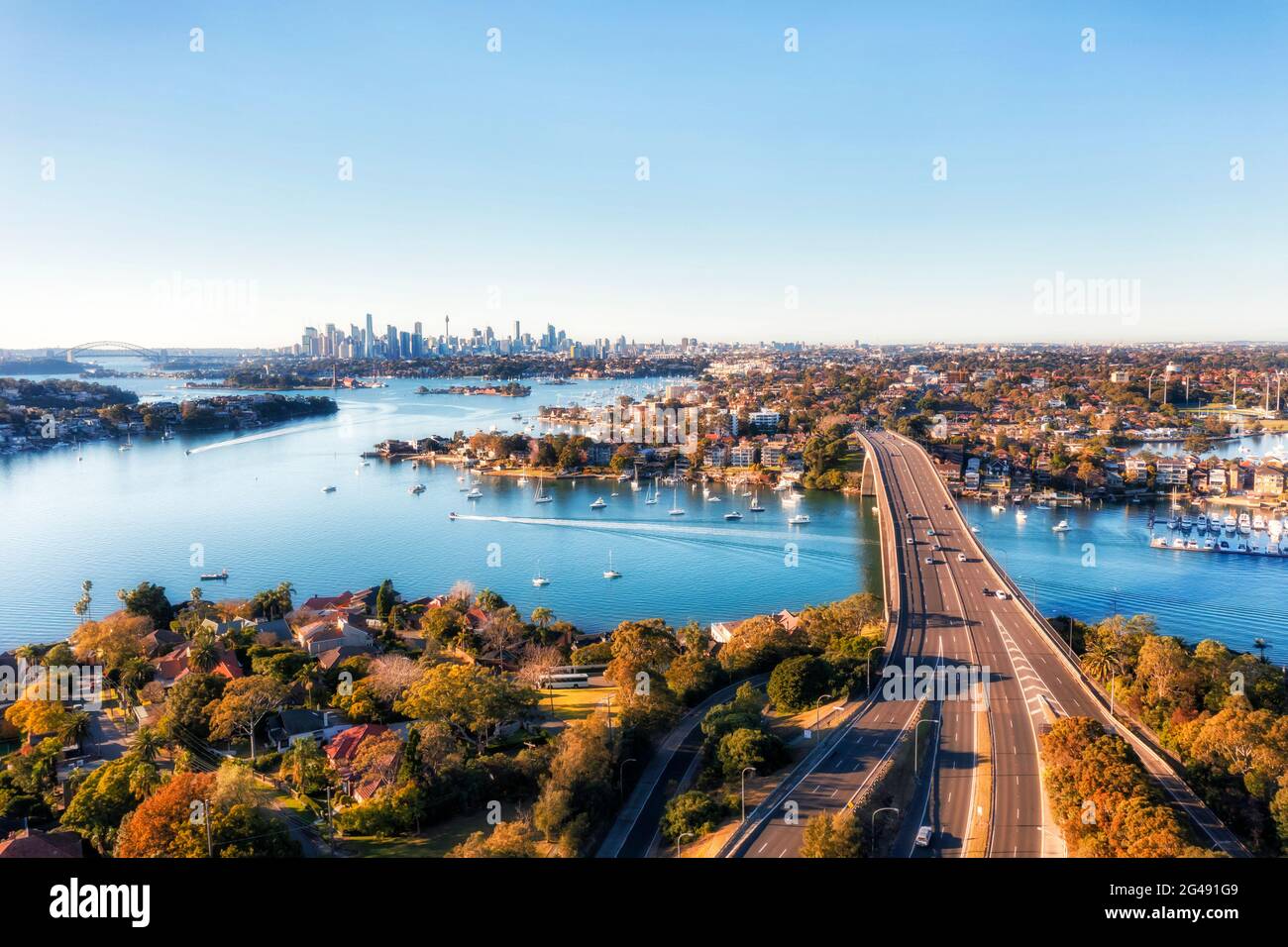 Gladesville puente a través del río Parramatta en Sydney Inner west hacia la ciudad CBD - vista aérea. Foto de stock