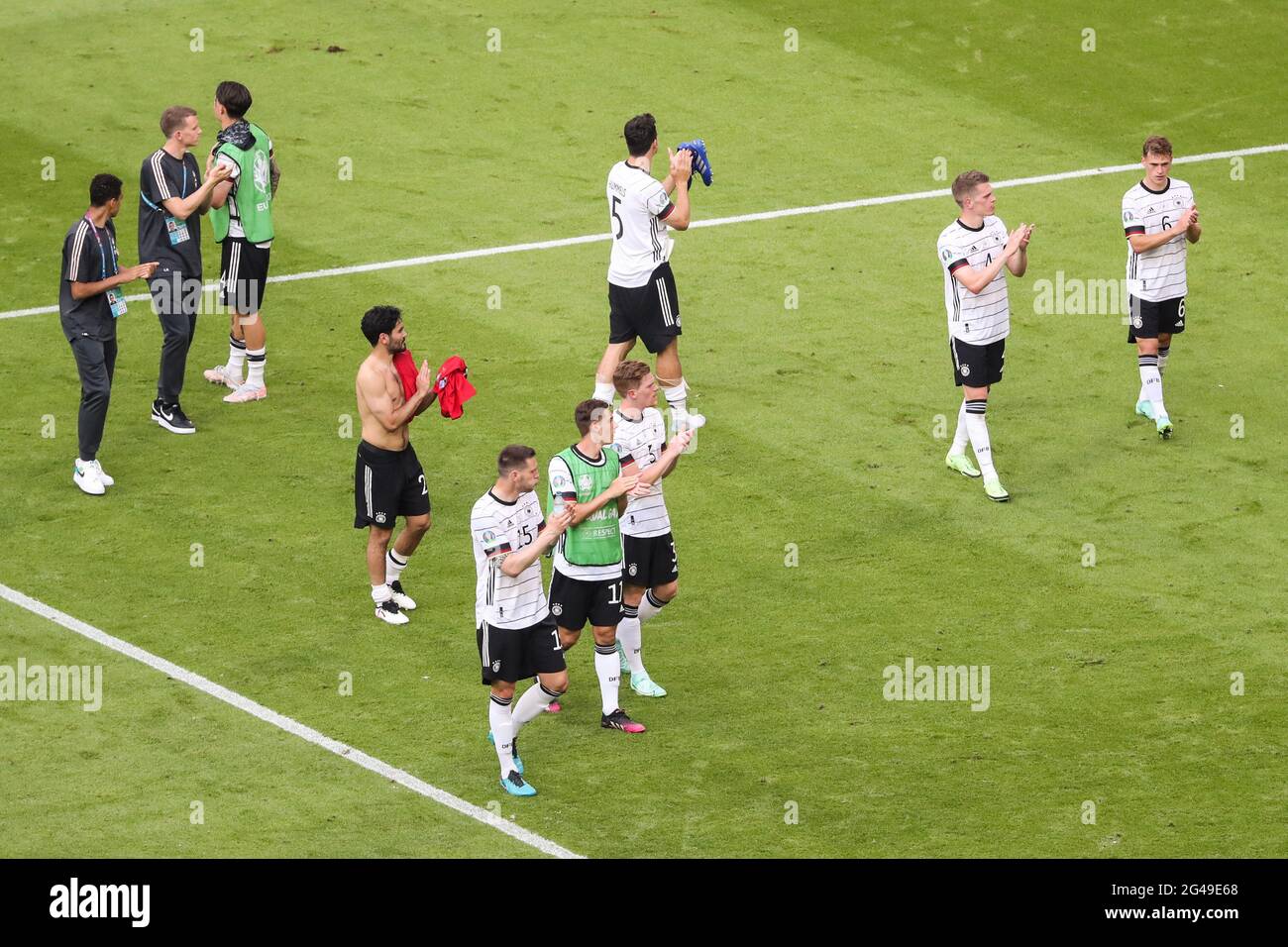 Munich, Alemania. 19th de junio de 2021. Los jugadores de Alemania saludan a los aficionados después del partido del Campeonato de la UEFA EURO 2020 del Grupo F entre Portugal y Alemania en Munich, Alemania, el 19 de junio de 2021. Crédito: Shan Yuqi/Xinhua/Alamy Live News Foto de stock