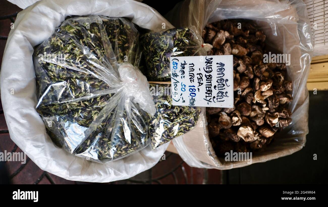 Alimentos básicos hierbas secas y especias en la tienda de venta al por menor en Bangkok Tailandia comprar por la libra cosas que se ve caminar Foto de stock