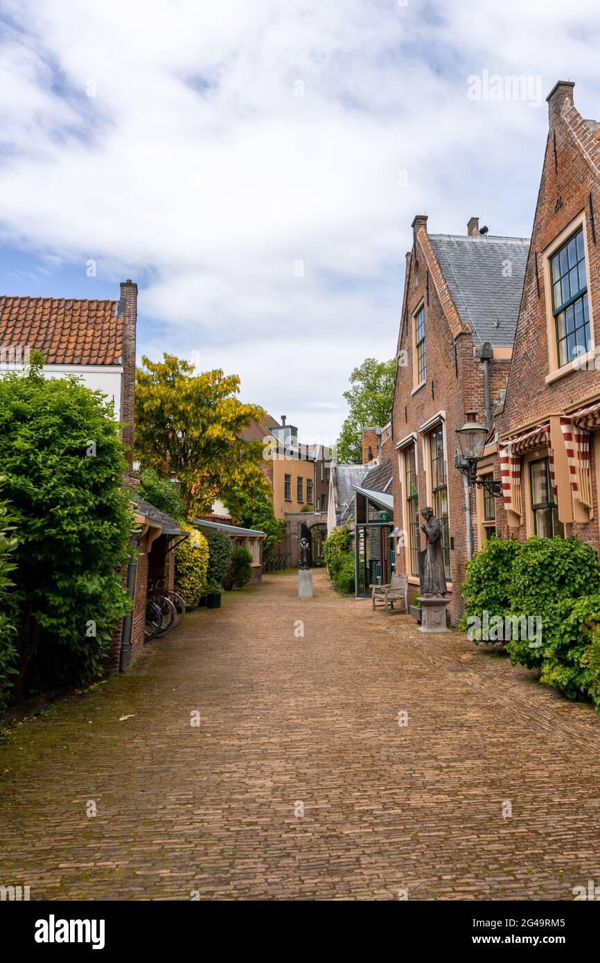 Pintoresca calle de barrio con edificios de ladrillo rojo en el centro histórico de la ciudad de Haarlem Foto de stock