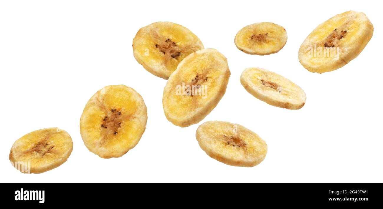 Caída de rodajas de plátano secas aisladas sobre fondo blanco Foto de stock