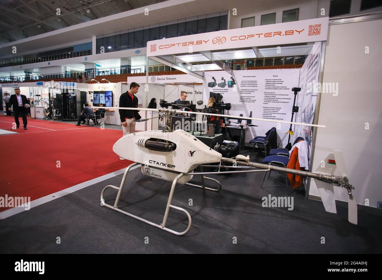 Minsk. Bielorrusia - 01.06.2021: Helicóptero controlado por radio en el stand de Copter como parte de la exposición Tibo 2021. Foto de stock