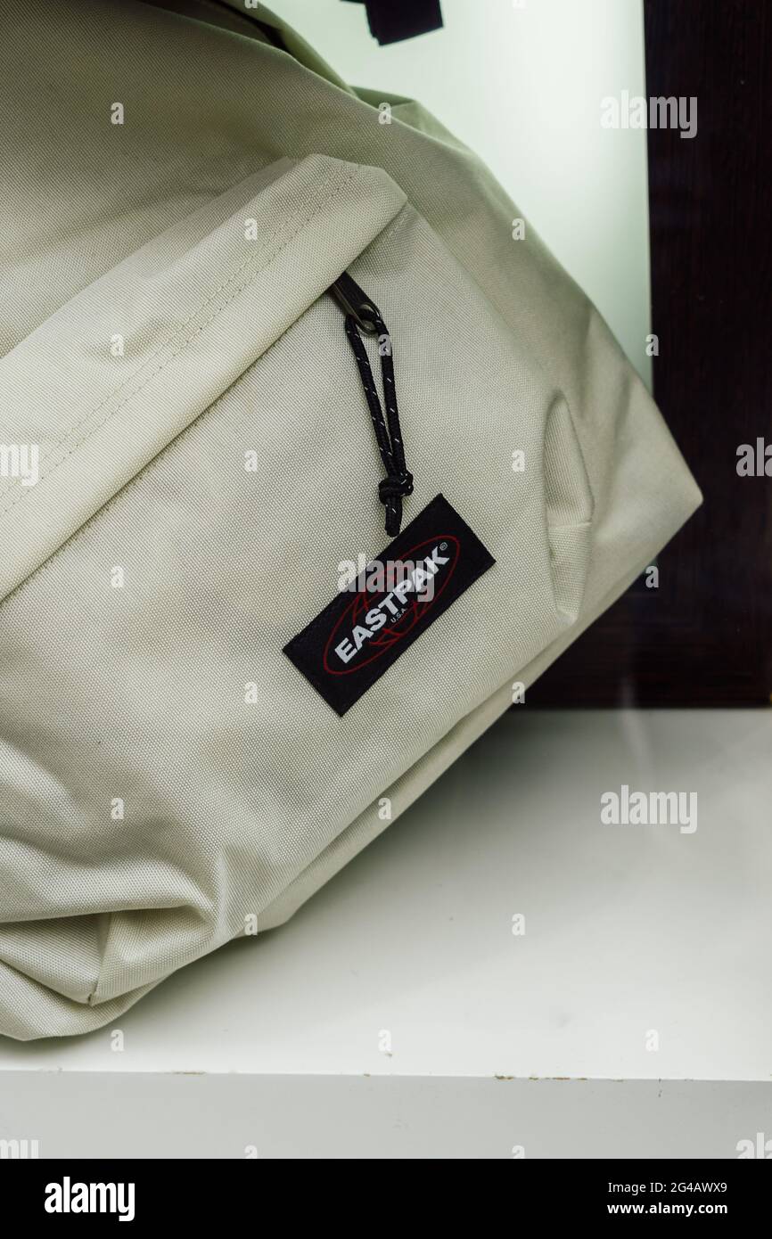 Barcelona, España, 14 de junio de 2021. Eastpak es una marca de equipaje y  accesorios propiedad de VF Corporation Fotografía de stock - Alamy
