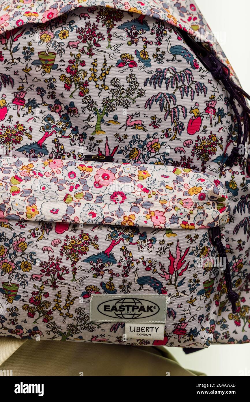 Barcelona, España, 14 de junio de 2021. Eastpak es una marca de equipaje y  accesorios propiedad de VF Corporation Fotografía de stock - Alamy