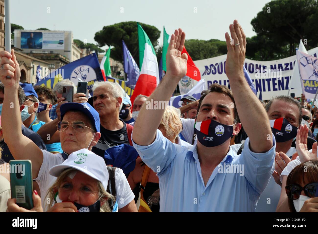 Partidarios de Matteo Salvini, líder del Partido conservador italiano Lega, visto en la convención 'Prima l'Italia' en Roma, el 19 de junio de 2021. Matteo Salvini, ex Viceprimer Ministro de Italia y Ministro del Interior de junio de 2018 a septiembre de 2019, ha sido Secretario de la Liga del Norte, actualmente Primera Ministra de la Lega per Salvini, desde 2013. Salvini se opone a la inmigración ilegal en Italia y la UE, así como a la gestión de la UE de los solicitantes de asilo y refugiados. El cartel, que dice: Impuesto fijo ahora, pide una reforma fiscal en Italia. (ELISA Gestri/Sipa EE.UU.) Foto de stock