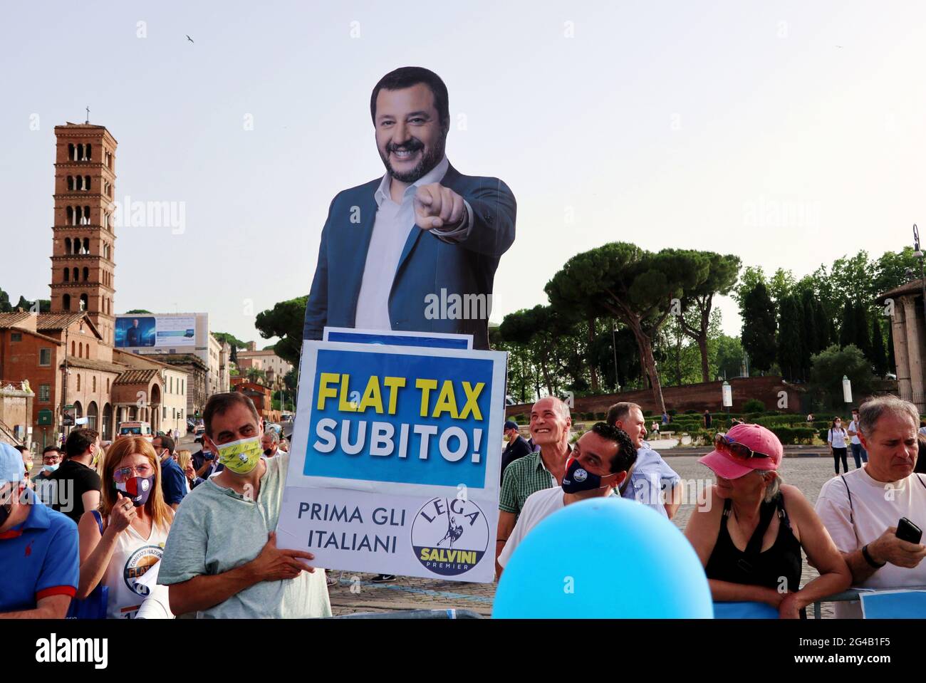 Partidarios con un cartón de Matteo Salvini, líder del Partido conservador italiano Lega, visto en la convención 'Prima l'Italia' en Roma, el 19 de junio de 2021. Matteo Salvini, ex Viceprimer Ministro de Italia y Ministro del Interior de junio de 2018 a septiembre de 2019, ha sido Secretario de la Liga del Norte, actualmente Primera Ministra de la Lega per Salvini, desde 2013. Salvini se opone a la inmigración ilegal en Italia y la UE, así como a la gestión de la UE de los solicitantes de asilo y refugiados. El cartel, que dice: Impuesto fijo ahora, pide una reforma fiscal en Italia. (ELISA Gestri/Sipa EE.UU.) Foto de stock