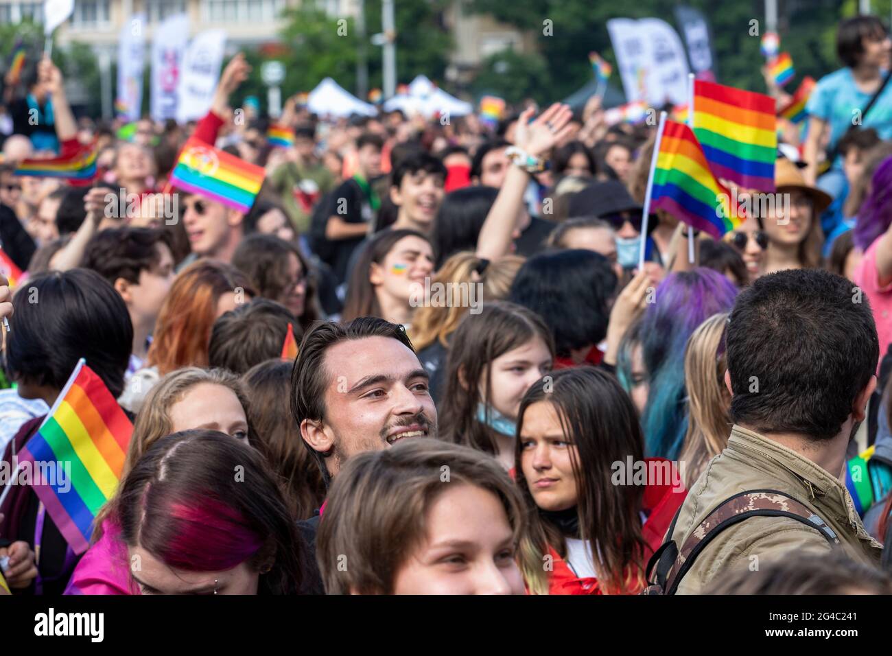 Sofía, Bulgaria - 12 de junio de 2021: El evento de Orgullo de Sofía en apoyo de los derechos LGBT (lesbianas, gays, transgénero y bisexuales) se celebra en Sofía para t Foto de stock