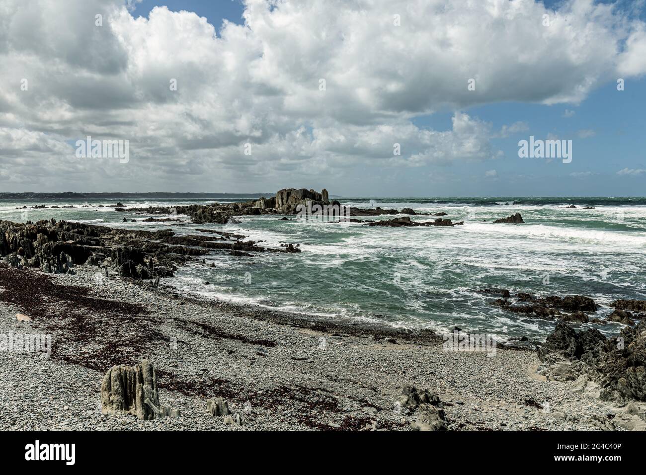 Mar turbulento en Pointe de Sehar, Tredrez-Locquemeau, Cotes d'Armor, Bretaña, Francia Foto de stock