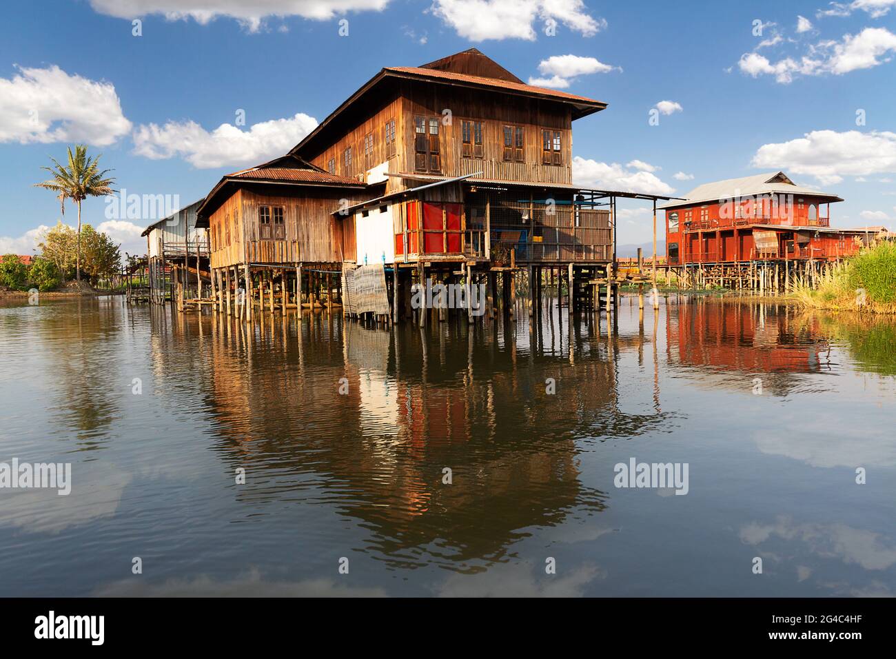 Palafitos en la aldea flotante, en Lago Inle, Myanmar Foto de stock
