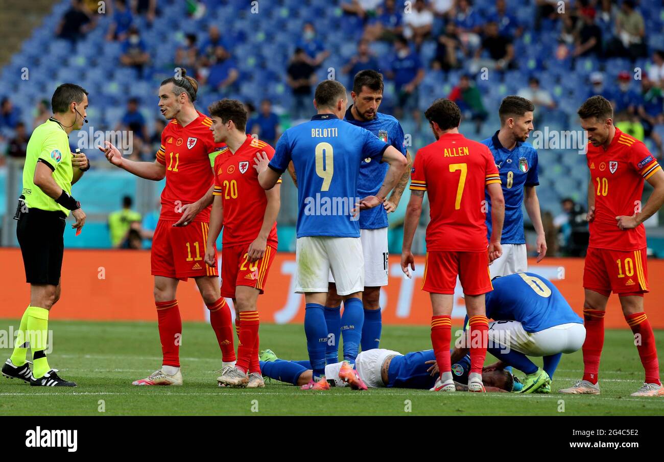 Roma Italia De Junio Gareth Bale Of Wales Argumenta Con El Arbitro Ovidiu Hategan Durante El Campeonato De La Uefa Euro Un Partido Entre Italia Y Gales En El
