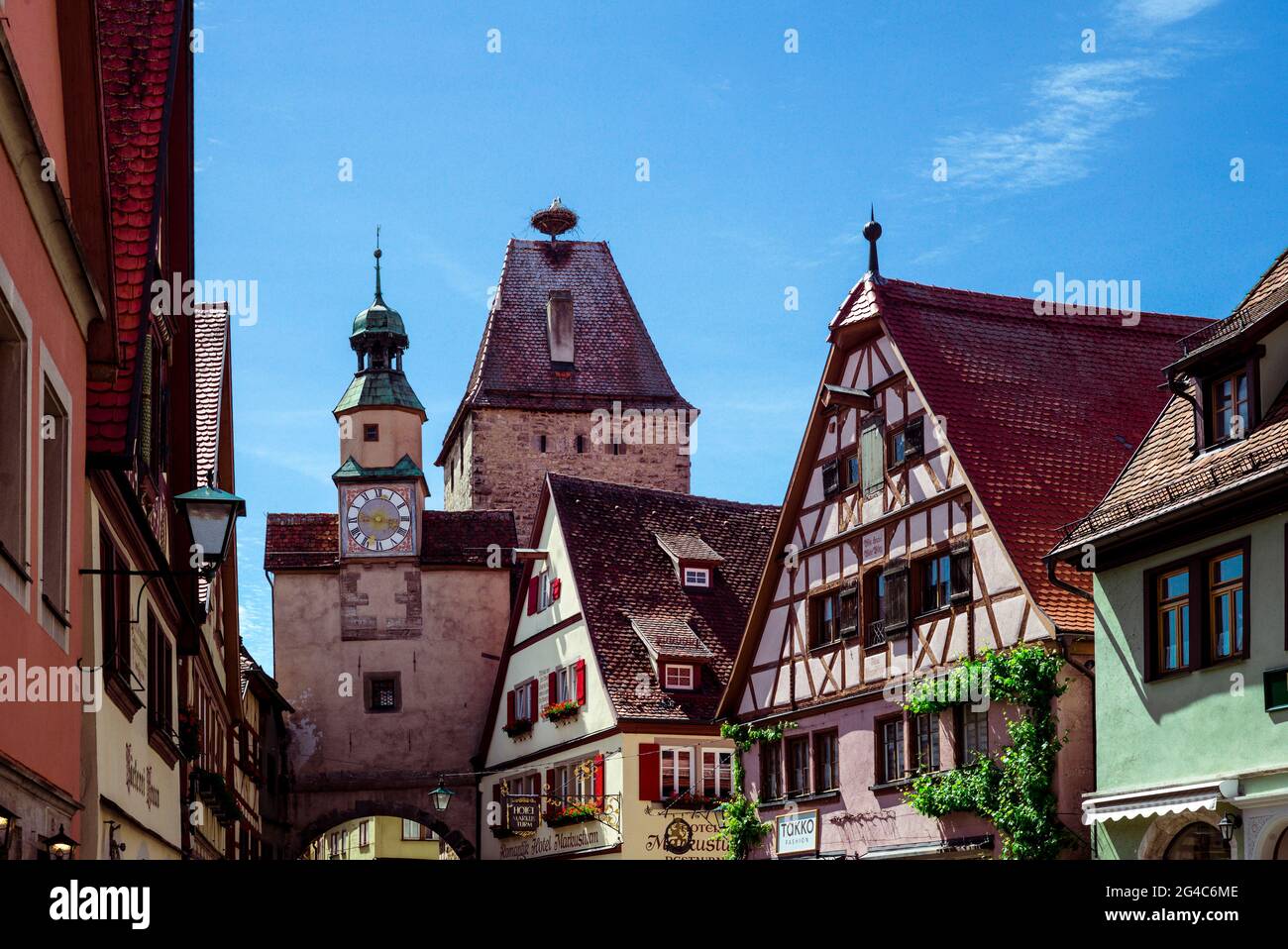 Rothenburg ob der Tauber, Franconia/Alemania: Röderbogen y Markusturm en el centro histórico Foto de stock