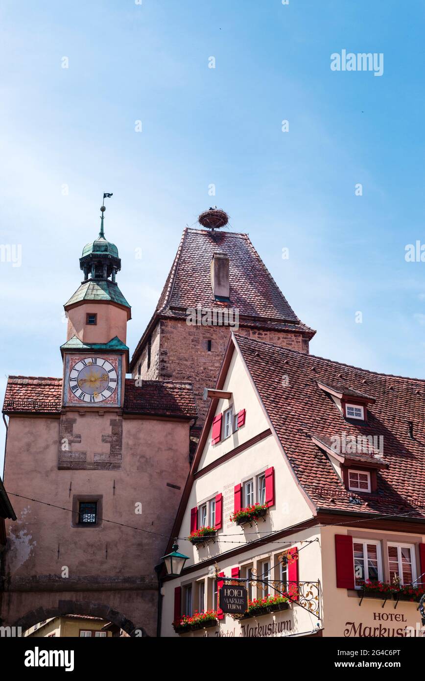 Rothenburg ob der Tauber, Franconia/Alemania: Röderbogen y Markusturm en el centro histórico Foto de stock