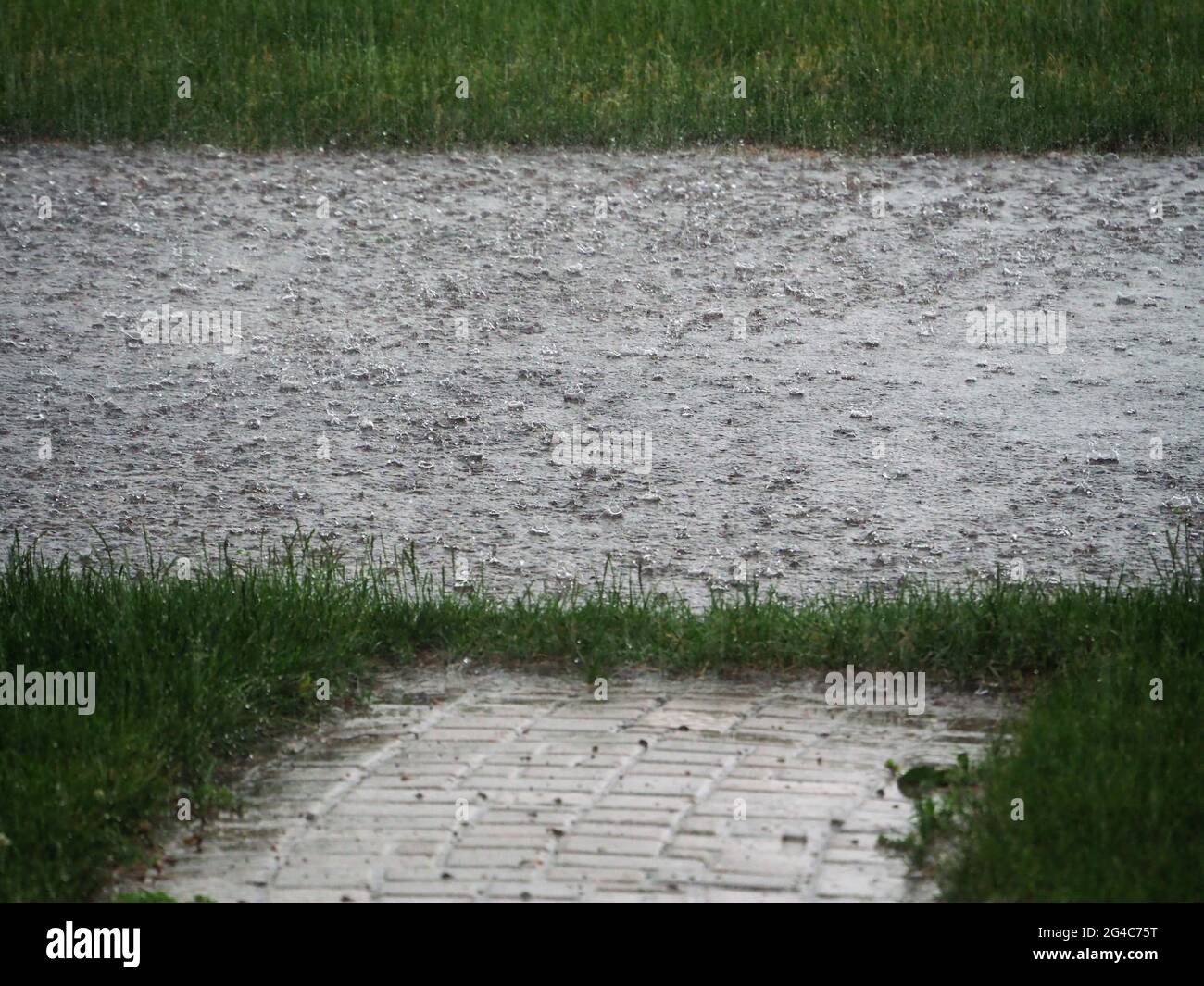 Haslett, MI/USA - 6/11/2021: Lluvia en un camino inundado Foto de stock