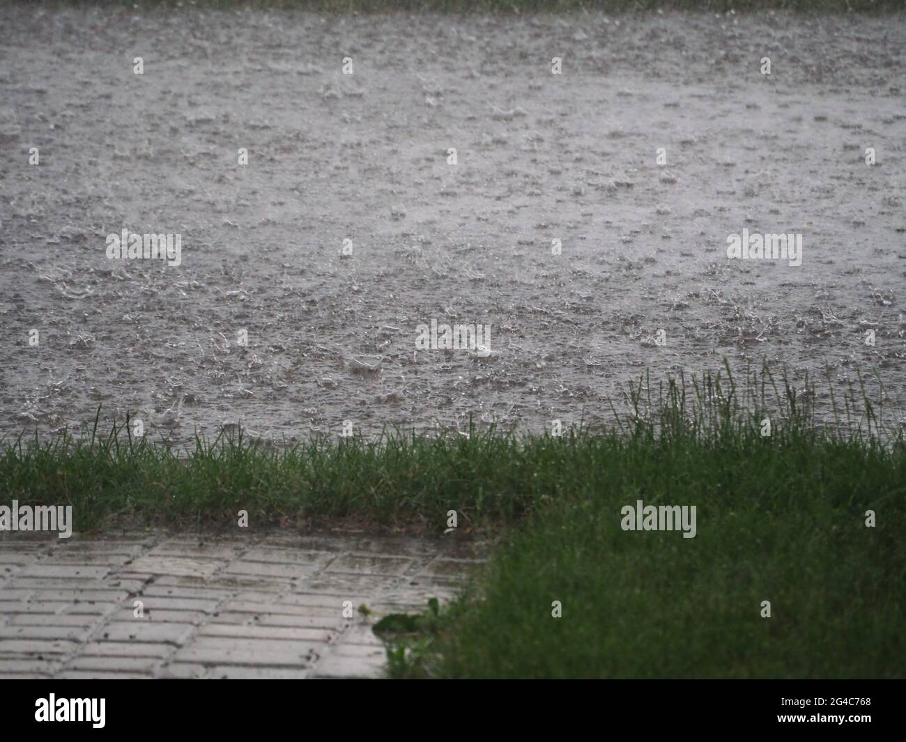 Haslett, MI/USA - 6/11/2021: Lluvia en un camino inundado Foto de stock