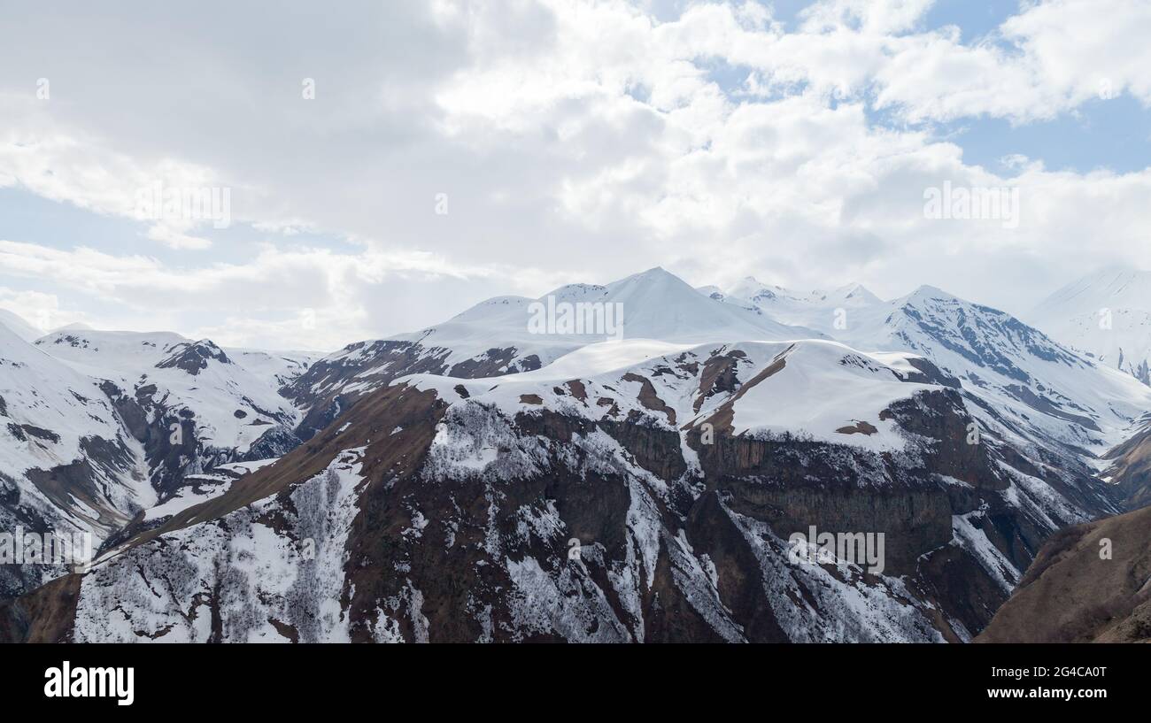 Paisaje montañoso con picos nevados del Cáucaso. Gudauri, Georgia Foto de stock