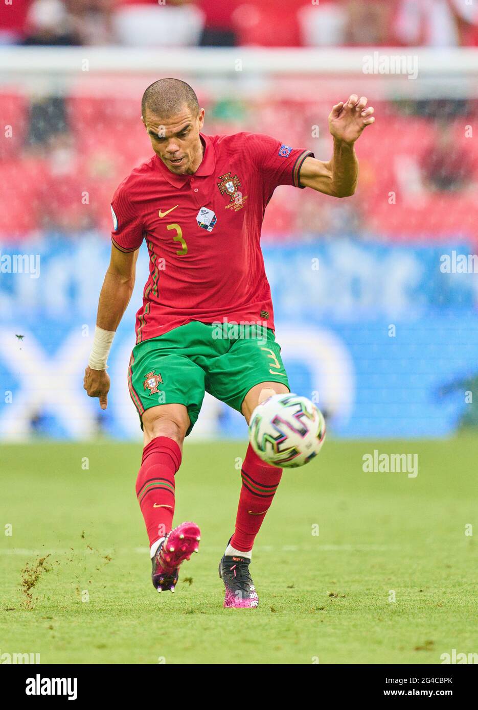 Munich, Alemania. 19th de junio de 2021. PEPE, POR 3 en el partido del Grupo F PORTUGAL, Alemania. , . en la temporada 2020/2021 del 19 de junio de 2021 en Munich, Alemania. Crédito: Peter Schatz/Alamy Live News Foto de stock