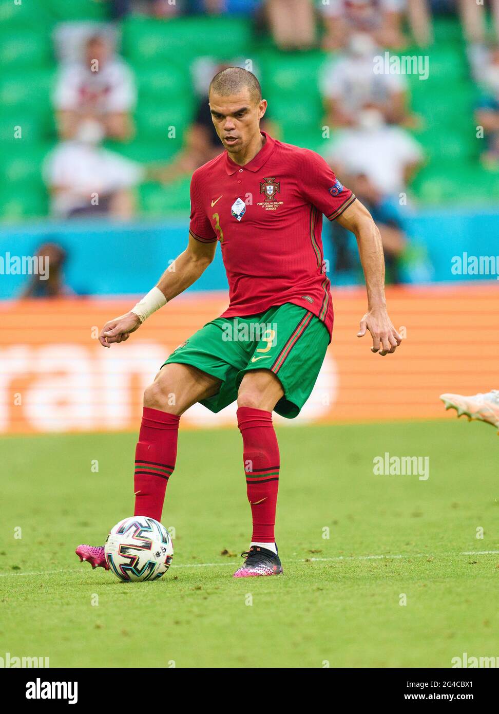 Munich, Alemania. 19th de junio de 2021. PEPE, POR 3 en el partido del Grupo F PORTUGAL, Alemania. , . en la temporada 2020/2021 del 19 de junio de 2021 en Munich, Alemania. Crédito: Peter Schatz/Alamy Live News Foto de stock