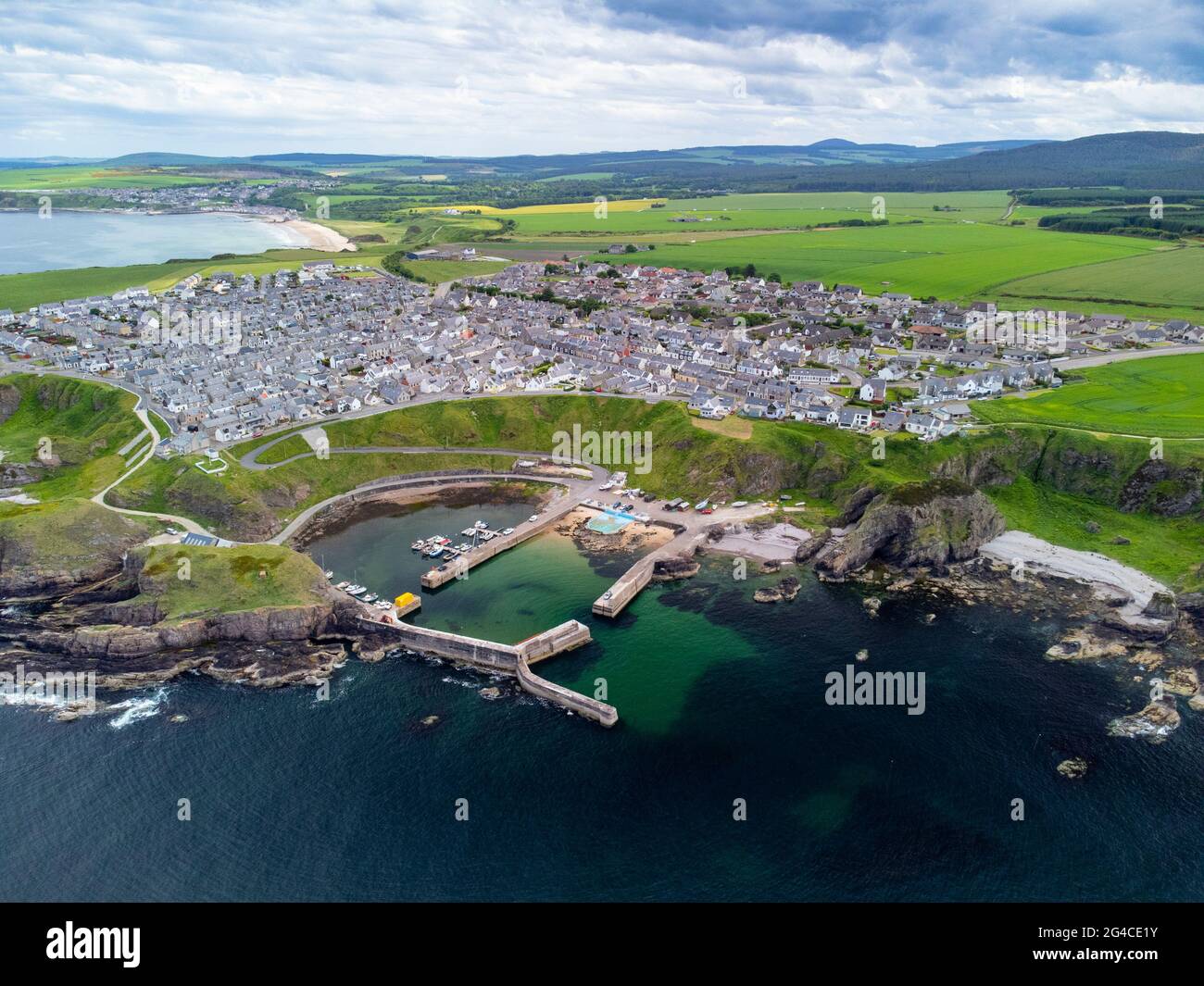 Vista del puerto de Portknockie en la costa de Moray Firth en Moray, Escocia, Reino Unido Foto de stock