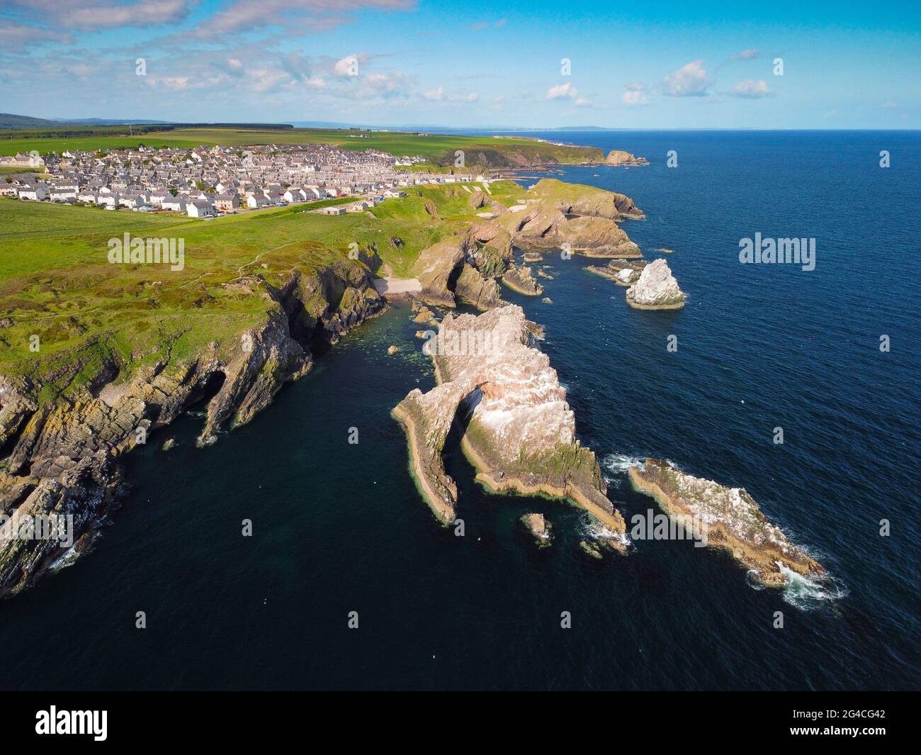 Vista aérea desde el drone de Bow Fiddle Rock en Portknie en Moray Firth en Moray, Escocia, Reino Unido Foto de stock