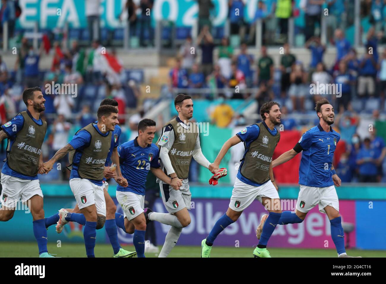 Roma. 20th de junio de 2021. Los jugadores de Italia celebran la victoria después del partido de fútbol UEFA EURO 2020 Group A entre Italia y Gales en el Estadio Olímpico de Roma el 20 de junio de 2021. Crédito: Cheng Tingting/Xinhua/Alamy Live News Foto de stock