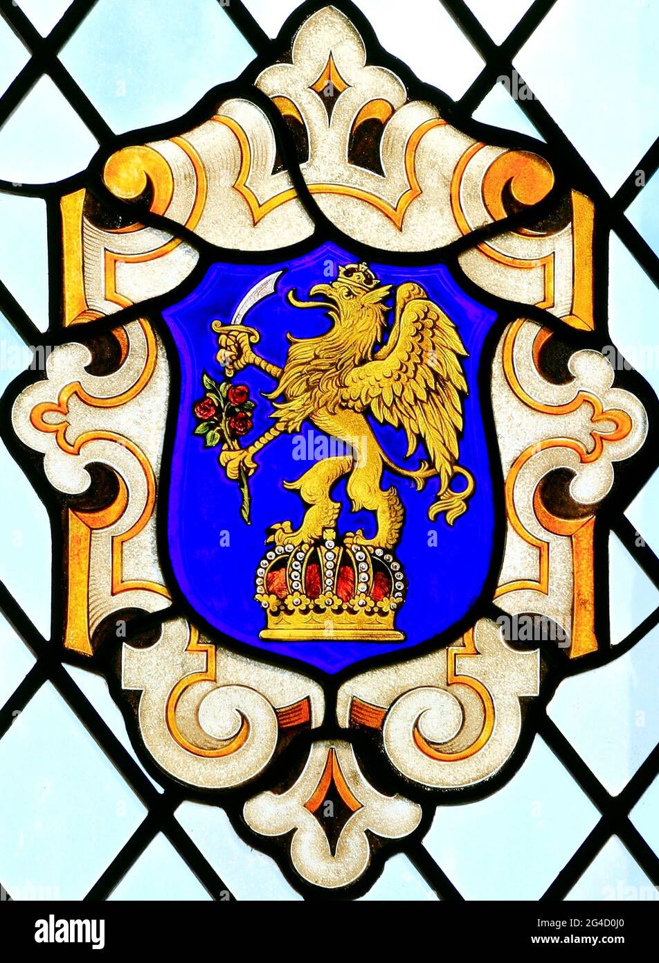 Heráldica, heráldica, mamífero alado, corona, vitrales, East Barsham Manor, Norfolk, Inglaterra, Reino Unido Foto de stock