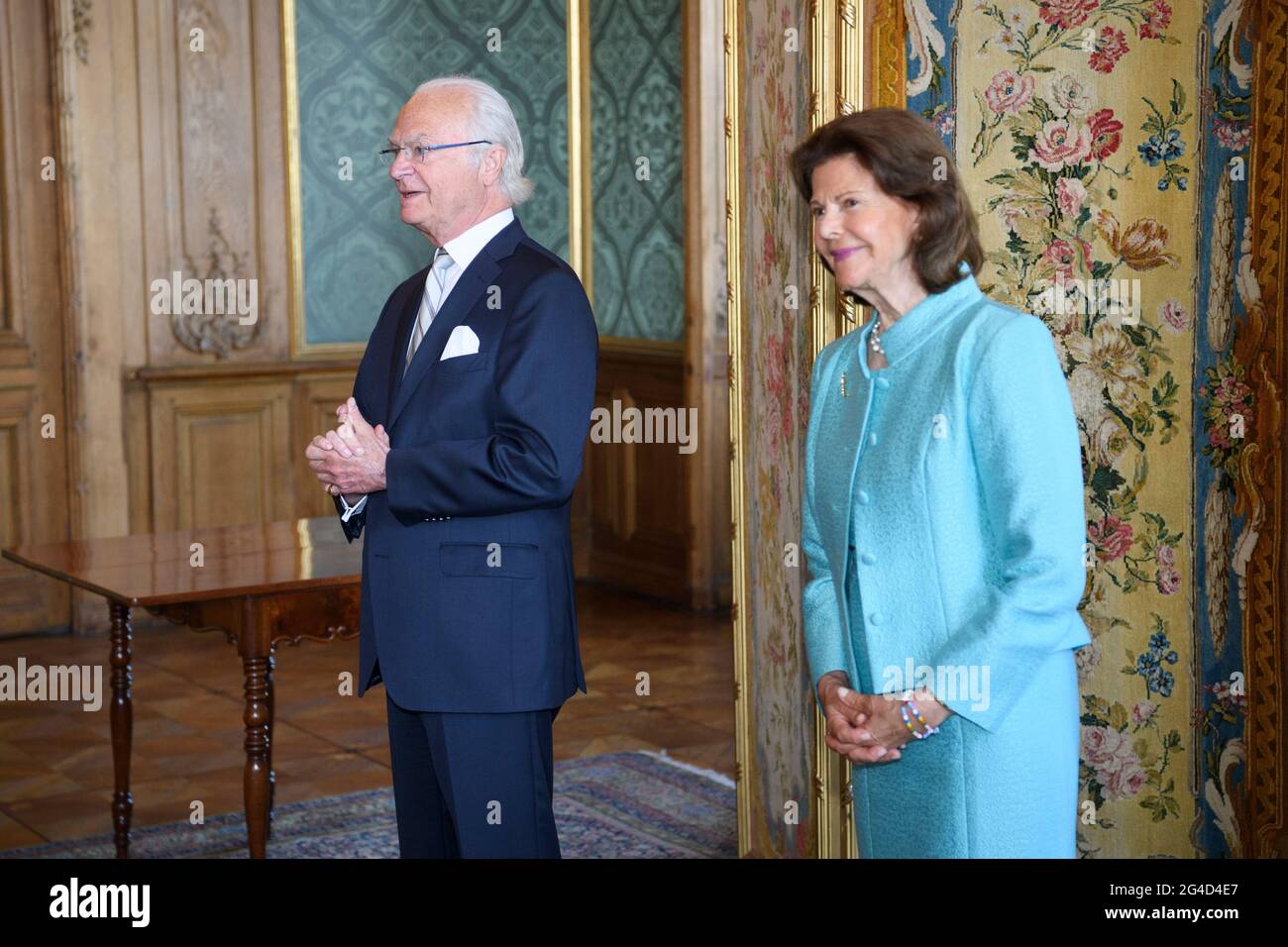 El rey Carl XVI Gustaf, junto con la reina Silvia, presentan la medalla del Rey por méritos deportivos a los atletas suecos en el Palacio Real de Estocolmo, Suecia, el 18 de junio de 2021. Foto: Henrik Montgomery / TT Código: 10060 Foto de stock