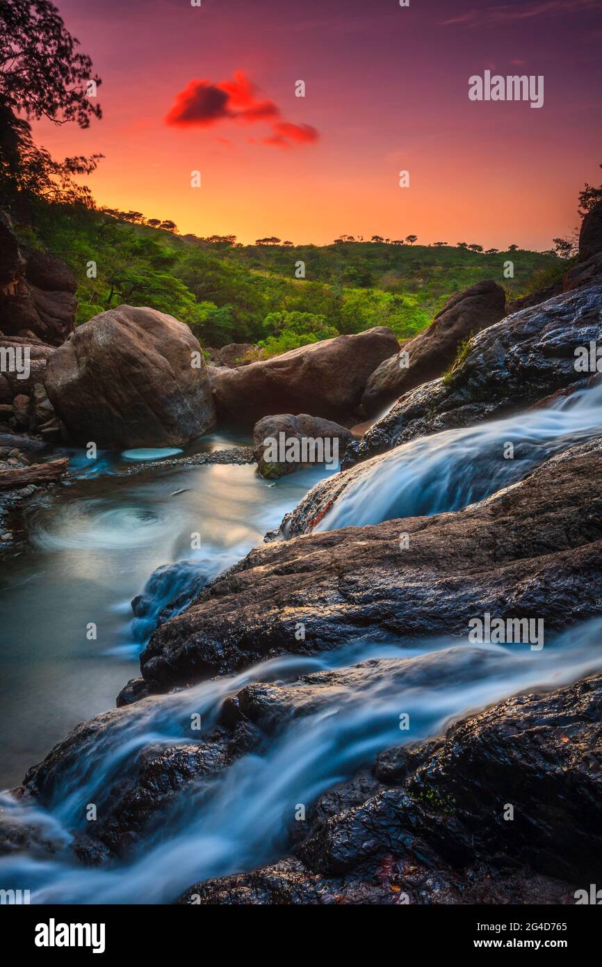 Diciembre salida del sol en la cascada Chorro el Caño (Las Cascadas de Ola), provincia de Cocle, República de Panamá, Centroamérica. Foto de stock