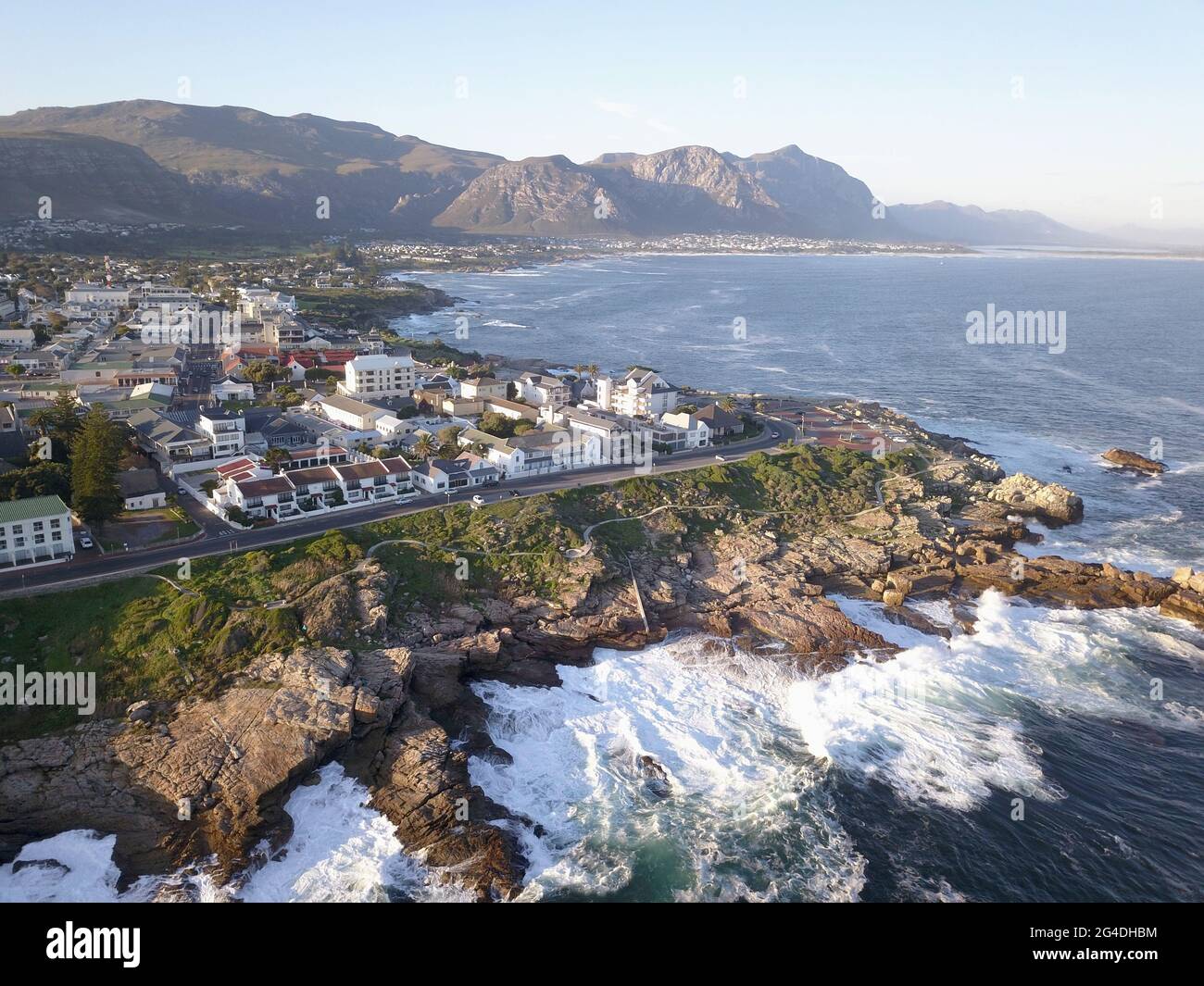 Vista aérea sobre Hermanus, pequeña ciudad costera fuera de Ciudad del Cabo, Sudáfrica Foto de stock