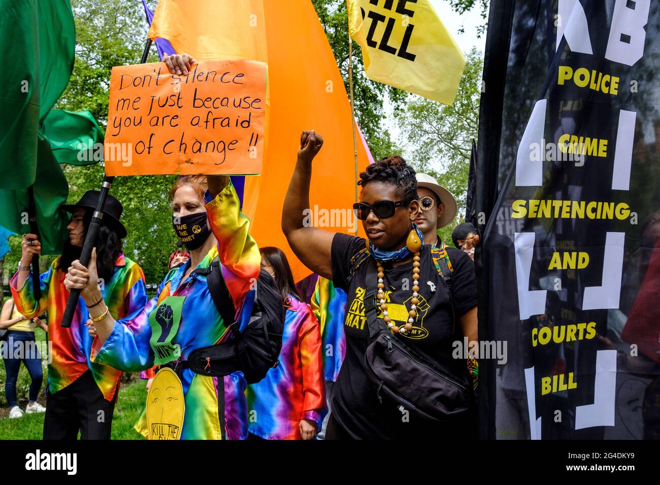 Las vidas negras son objeto de protestas a lo largo de la manifestación de Kill the Bill, dirigida por la rama británica de United for Black Lives, que lucha específicamente contra el uso del poder policial como medio de silenciar a las voces negras, en respuesta a los recientes asesinatos de personas negras por parte de la policía. Foto de stock