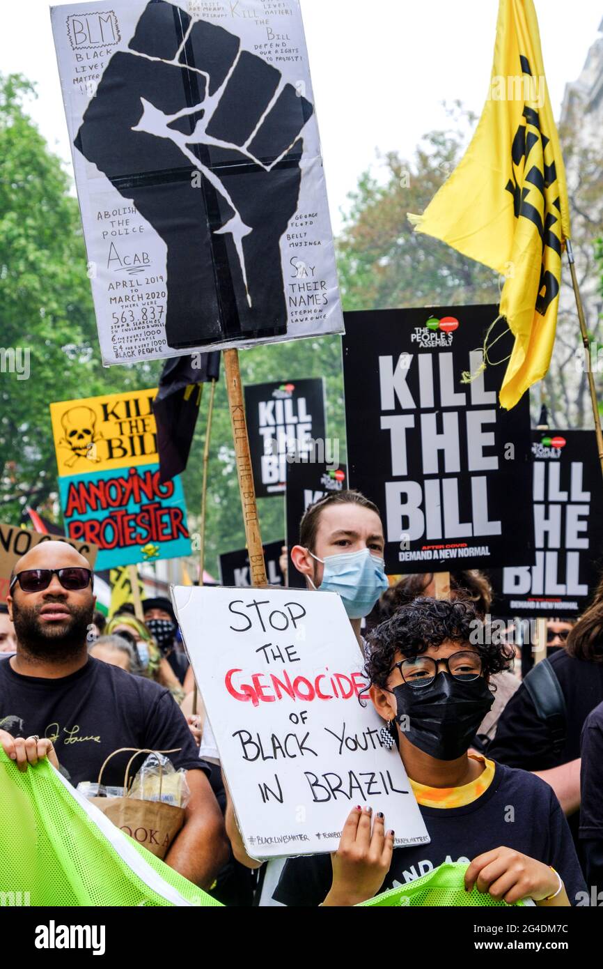 Las vidas negras son objeto de protestas a lo largo de la manifestación de Kill the Bill, dirigida por la rama británica de Black Lives Matter, que lucha específicamente contra el uso del poder policial como medio de silenciar a las voces negras, en respuesta a los recientes asesinatos de personas negras por parte de la policía. Foto de stock
