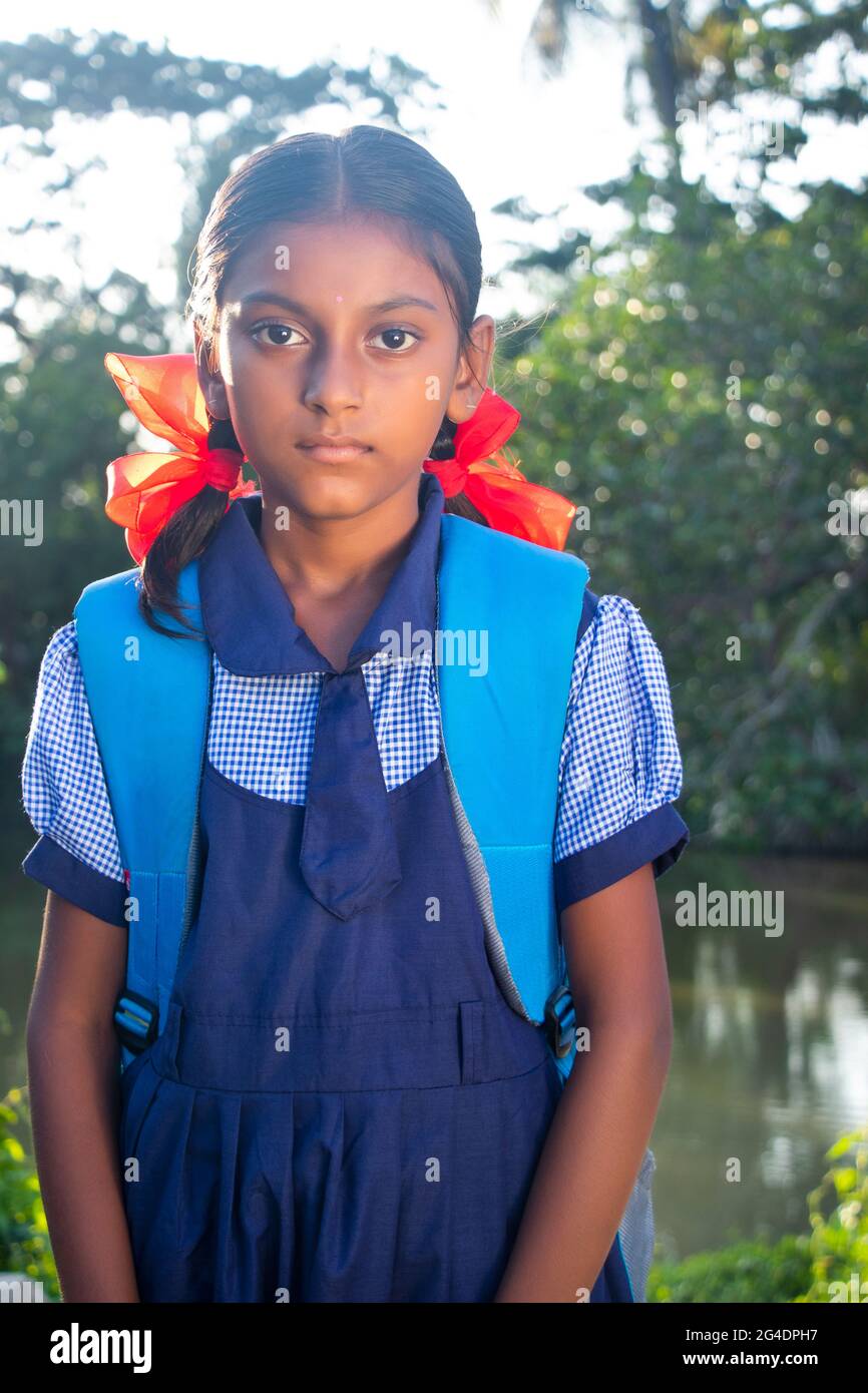 Niña con sombrero azul deje sin límites; la India Fotografía de stock -  Alamy