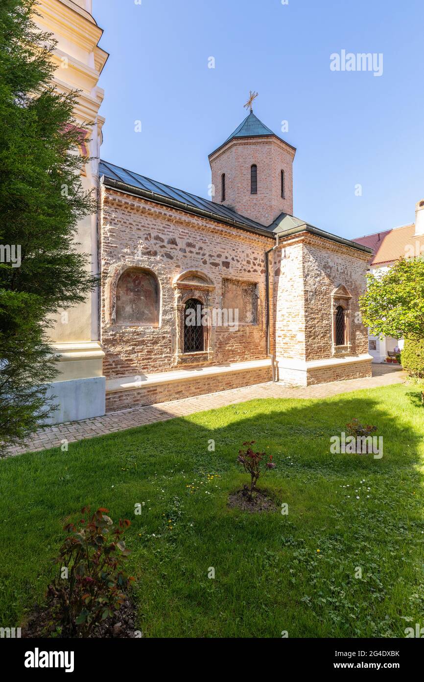 El monasterio Velika Remeta es un monasterio ortodoxo serbio situado en la montaña Fruska Gora, en el norte de Serbia. Foto de stock