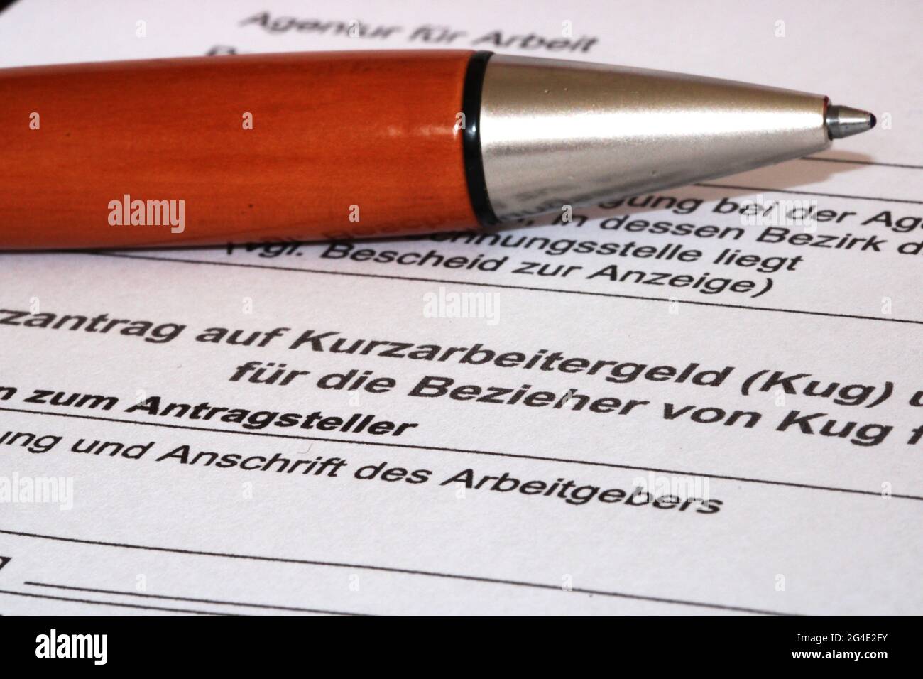 Imagen simbólica de la prestación por tiempo corto (Alemania): Cierre de un formulario en blanco para solicitar la prestación por tiempo corto Foto de stock